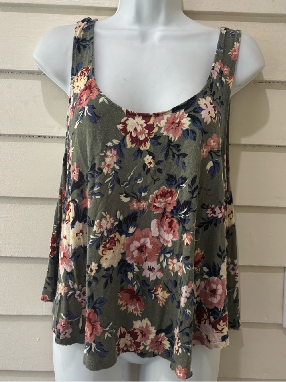 🔥5 for $25🔥 American Eagle Outfitters Green Floral Cropped Tank Top